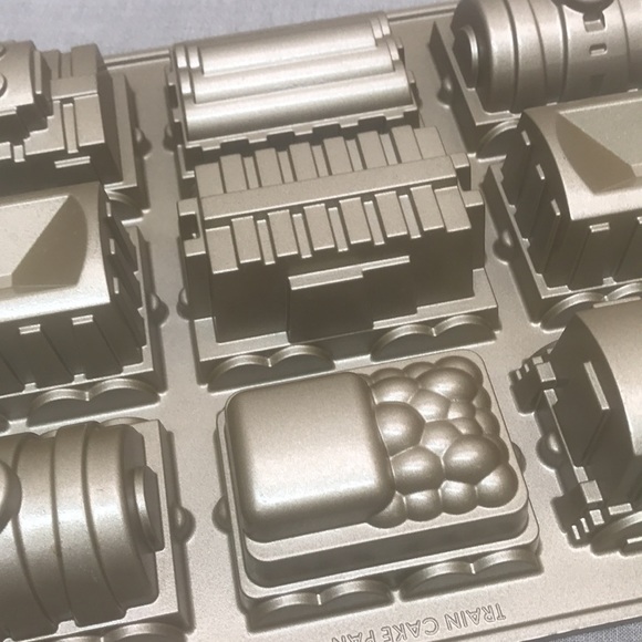 Nordic Ware Train Cake Pan 5 cups - Picture 9 of 11